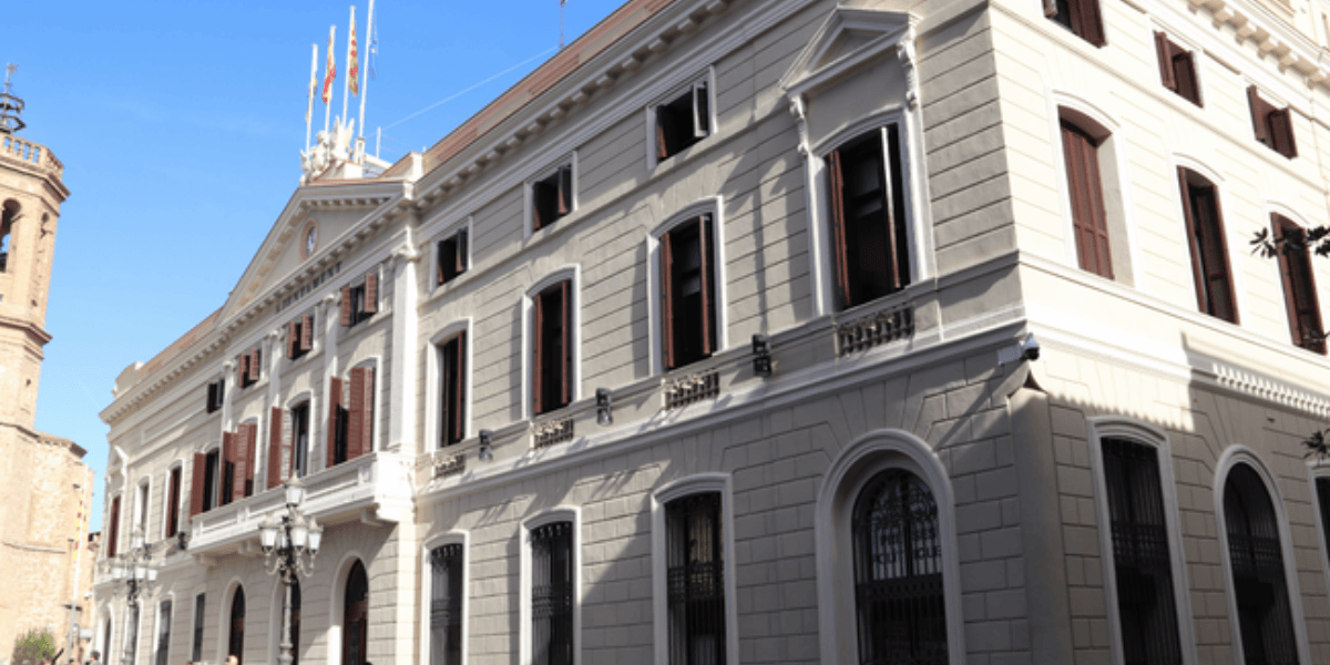 Foto portada: la façana de l'Ajuntament. Font: Ajuntament de Sabadell.