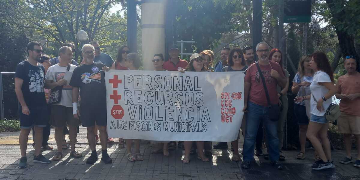 Manifestants a l'entrada de La Bassa. Font: Twitter @COS_AjSabadell