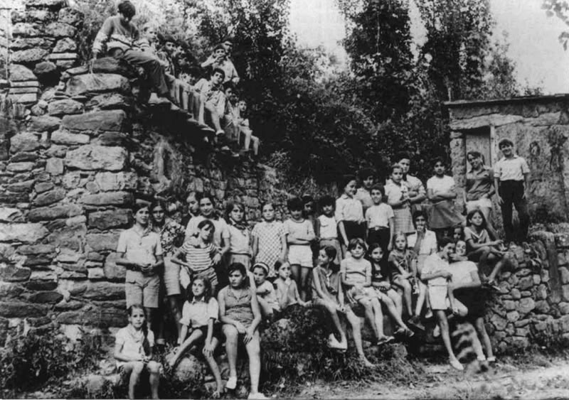 Grrrp dYi!fanti partiripa~ltr irL c,rr>iparnrntr dkrtiu L/