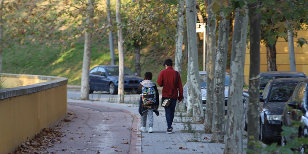 Foto portada: dues persones passejant pel carrer d'Andreu Nin, al Parc Catalunya. Autora: Alba Garcia. 