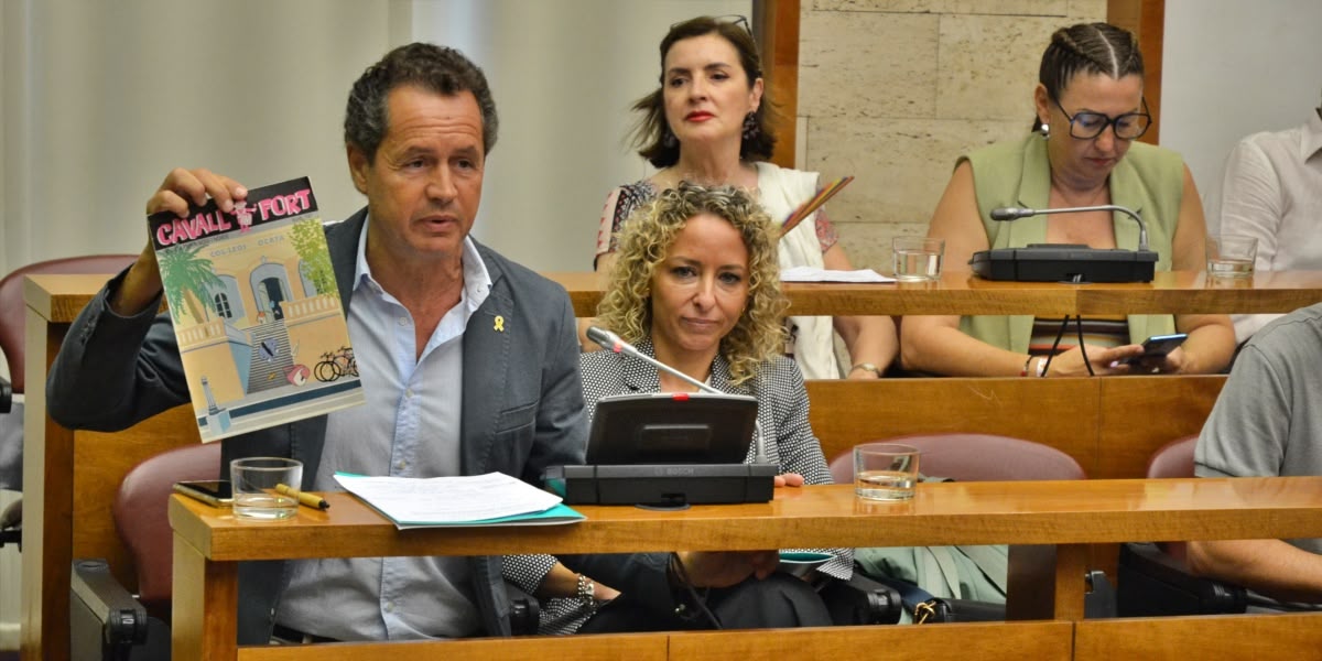 Foto portada: Lluis Matas, amb un exemplar de 'Cavall fort'. Autor: J.d.A.