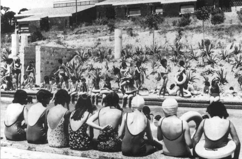 Nenes a la piscina de la casa de colònies de Canyamars, a mitjans dels anys 60. Font: MHS