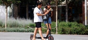 Dues joves menjant un gelat per passar la calor. Autor: David Jiménez.