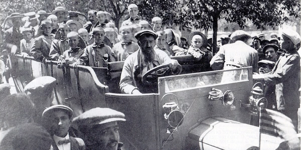 Sortida de la primera colònia escolar de la Lliga d'Higiene Escolar (agost 1913). MHS.