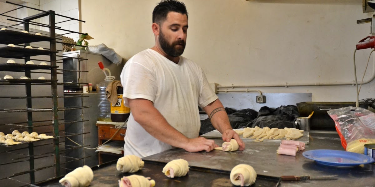 Foto portada: un treballador de la Fleca Martí Portell, al maig. Autor: J.d.A. 