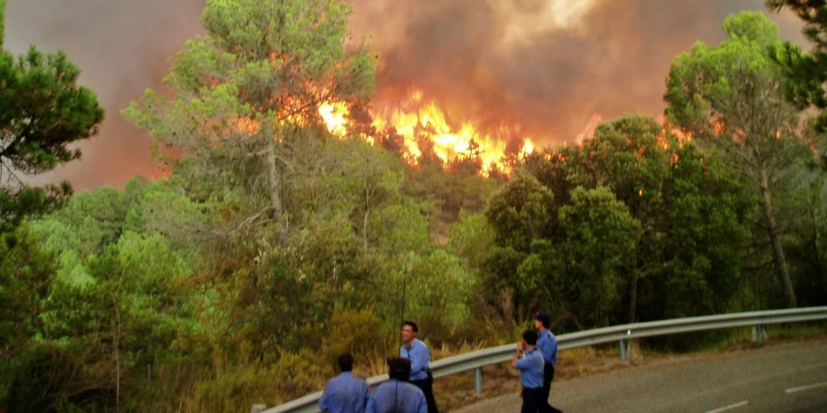 Els bombers de Matadepera, a l'aguait per l'arribada de les flames. Font: Bombers de Matadepera.