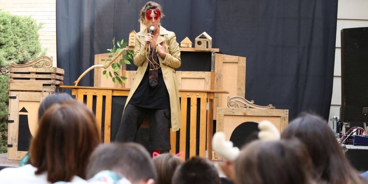 Foto portada: un dels espectacles de l'Enlaire, a la plaça de Frederic Mompou. Autora: Anna Mas / Ajuntament.