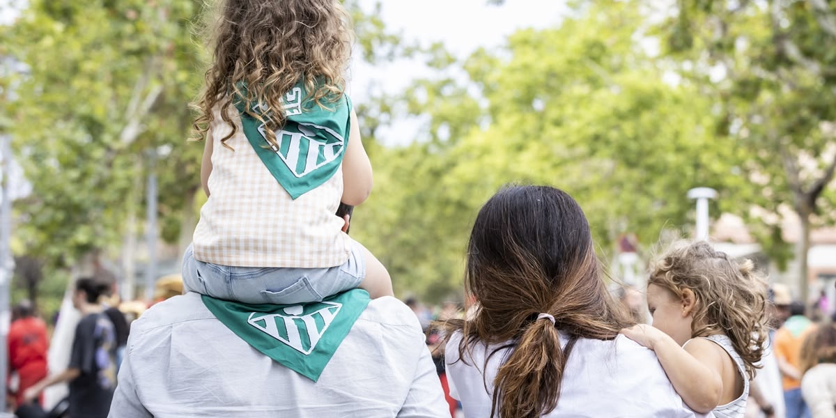 Foto portada: una família amb mocadors de festa major. Autora: Berta Tiana / Ajuntament.