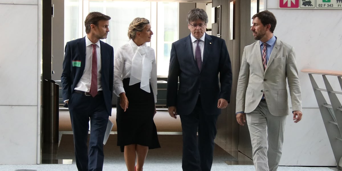 Foto portada: Jaume Asens, Yolanda Díaz, Carles Puigdemont i Toni Comín, al Parlament Europeu, fa uns dies. Autor: ACN.