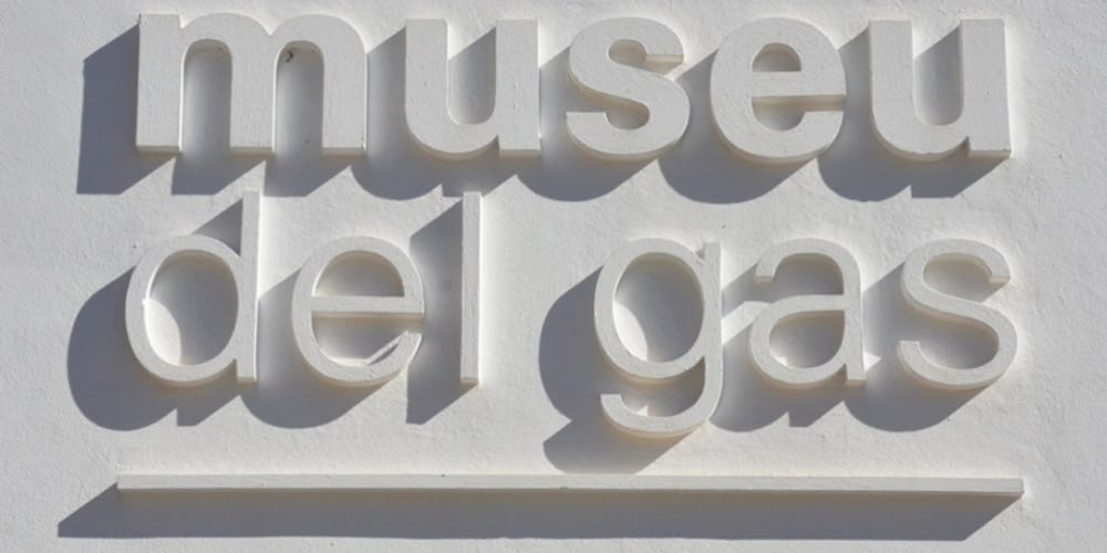 Foto portada: exterior del Museu del Gas, fa un temps. Autor: David B.