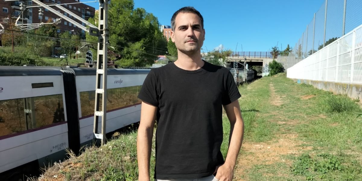 Foto portada: el regidor de la Crida Oriol Rifer, al seu pas per Can Llong. Autor: cedida.