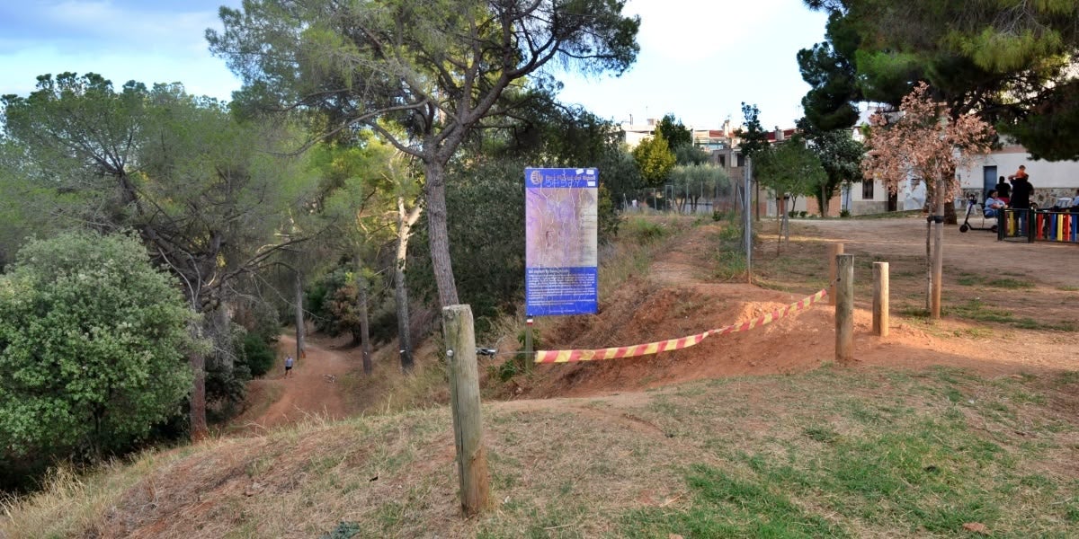 Foto portada: el barranc entre el final del carrer de les Palmeres i el polígon La Llanera, per on hauria de passar la Ronda Nord, fa uns dies. Autor: J.d.A. 