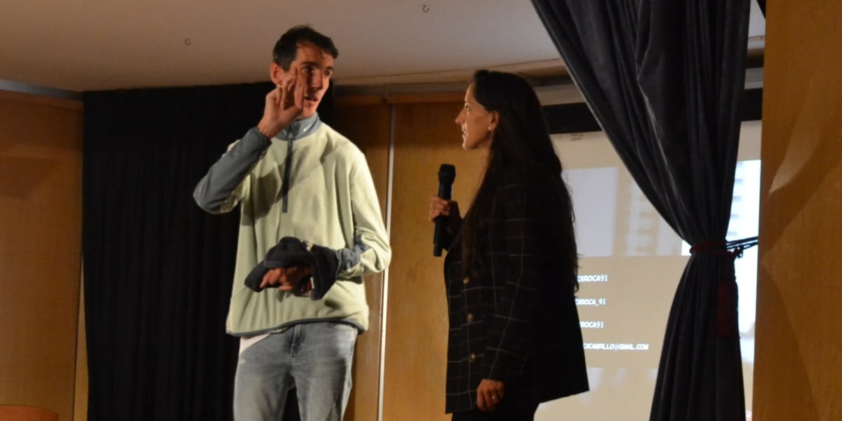 Álex Roca, en una xerrada a l'Escola Sagrada Familia. Autor: Jordi M.