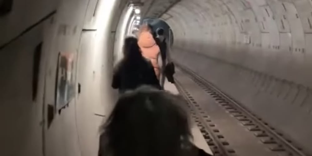 Foto portada: fotograma d'un vídeo dels passatgers a peu pel túnel, difòs per Ràdio Sabadell a Instagram. 