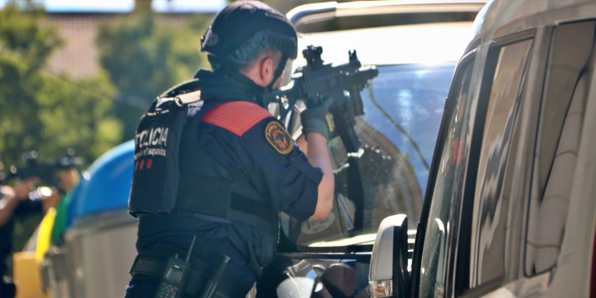 Foto portada: un dels agents que ha participat a l'operatiu policial. Autor: ACN. 