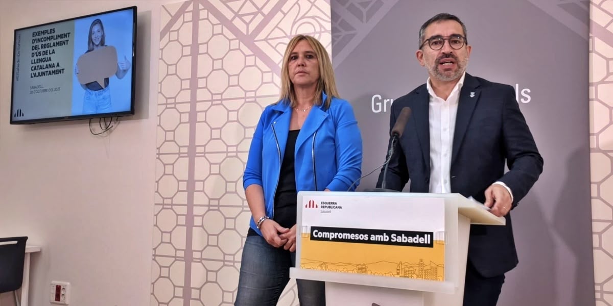 Foto protada: els regidors Sílvia Renom i Gabriel Fernàndez, a la sala de premsa de l'Ajuntament. Autor: J.d.A. 