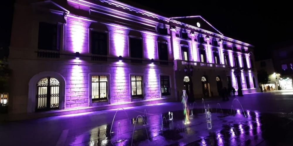 Foto portada: l'edifici de l'Ajuntament, de lila amb motiu del 25-N. Autor: David B. 