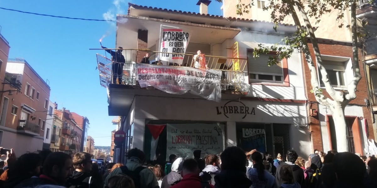 Moment en que es comunica que s'ha aturat el primer intent de desallotjar l'Obrera. Autor: Jordi M.