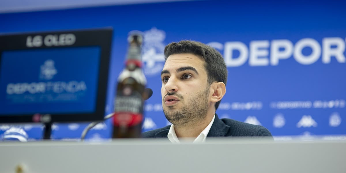 Foto portada: Rosende, en roda de premsa amb el Deportivo de la Corunya. Autor: RCDeportivo.es