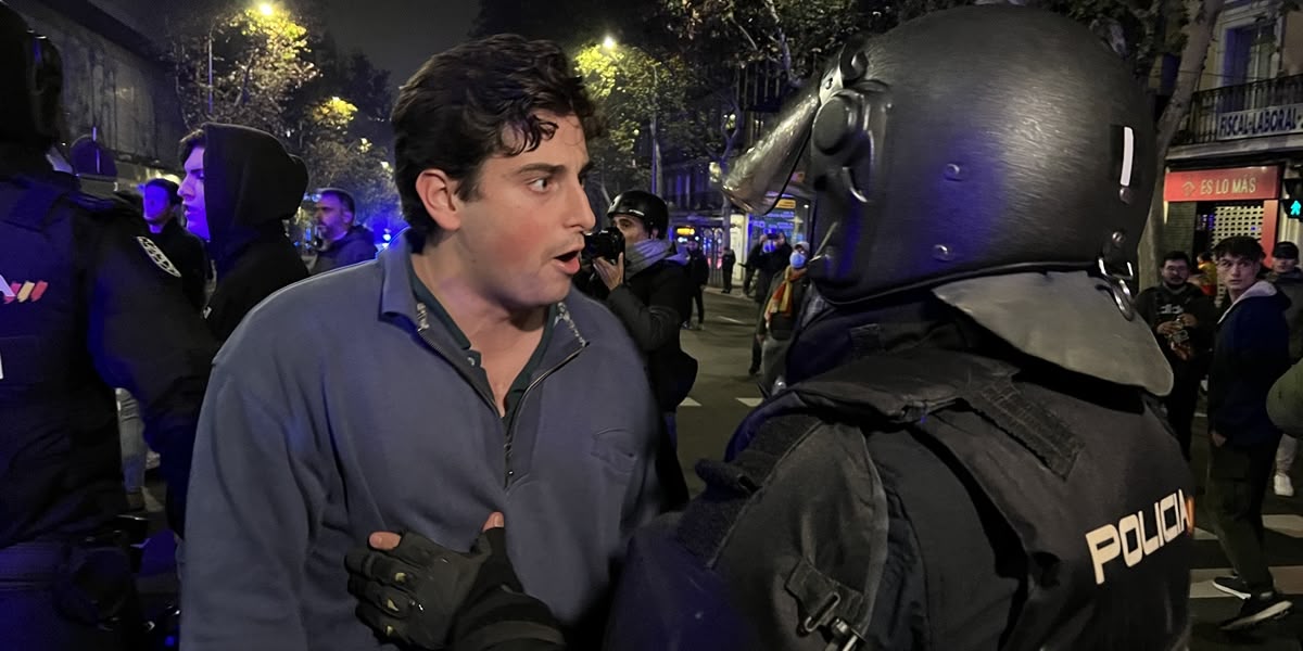 Un dels manifestants a la seu del PSOE. Autor: ACN.