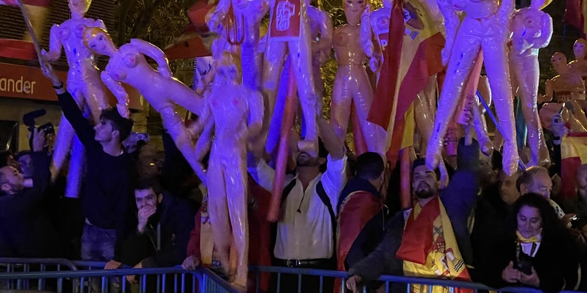 Foto portada: protesta a la seu del PSOE. Autor: ACN.