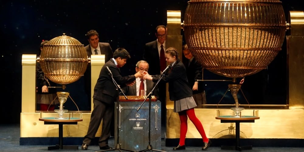 Foto portada: un moment del sorteig de la loteria de nadal. Autor: ACN. 