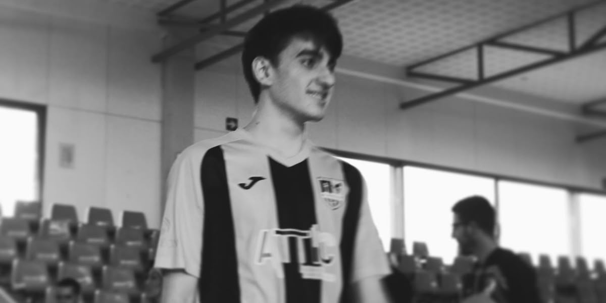 Foto portada: el jugador Raúl Jurado, que ha mort aquest dilluns després de colpejar-se fortament el cap en un partit.