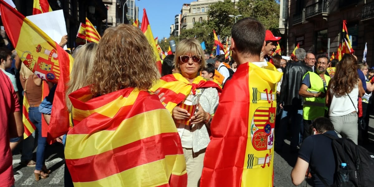 Manifestació a Barcelona amb banderes espanyoles i catalanes. Autor: ACN