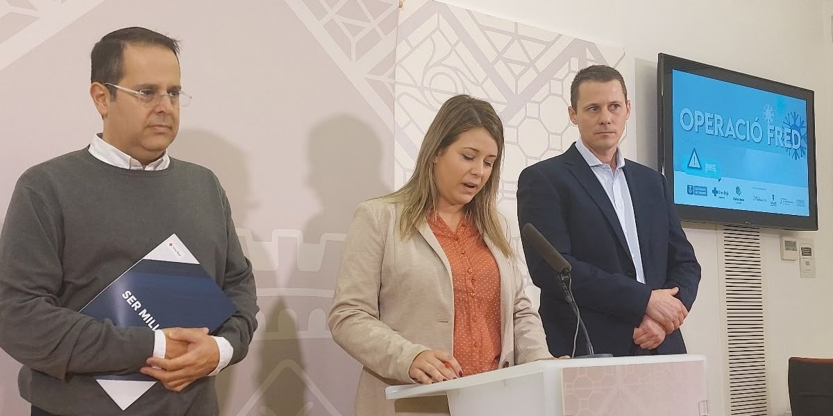 Representants de Creu Roja, l'Ajuntament i Aigues Sabadell, aquest divendres. Autor: A.Pardina.