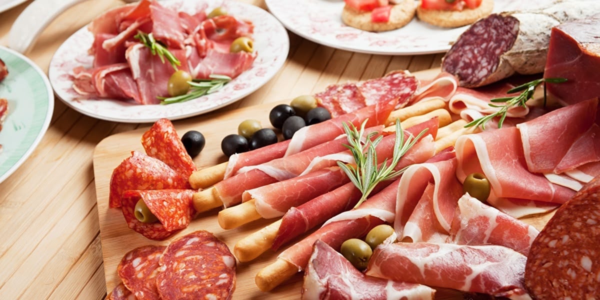 Foto portada: un plat de pernil i altres embotits.