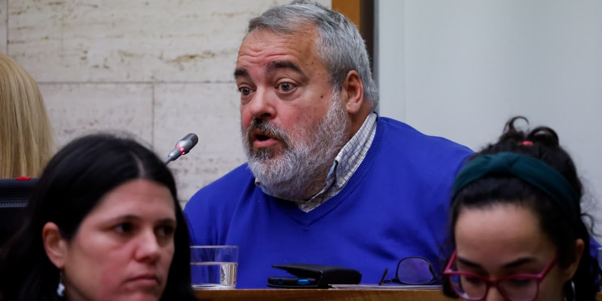 Foto portada: el concejal César Gil, en el pleno municipal de enero de 2024. Autor: David Jiménez. 