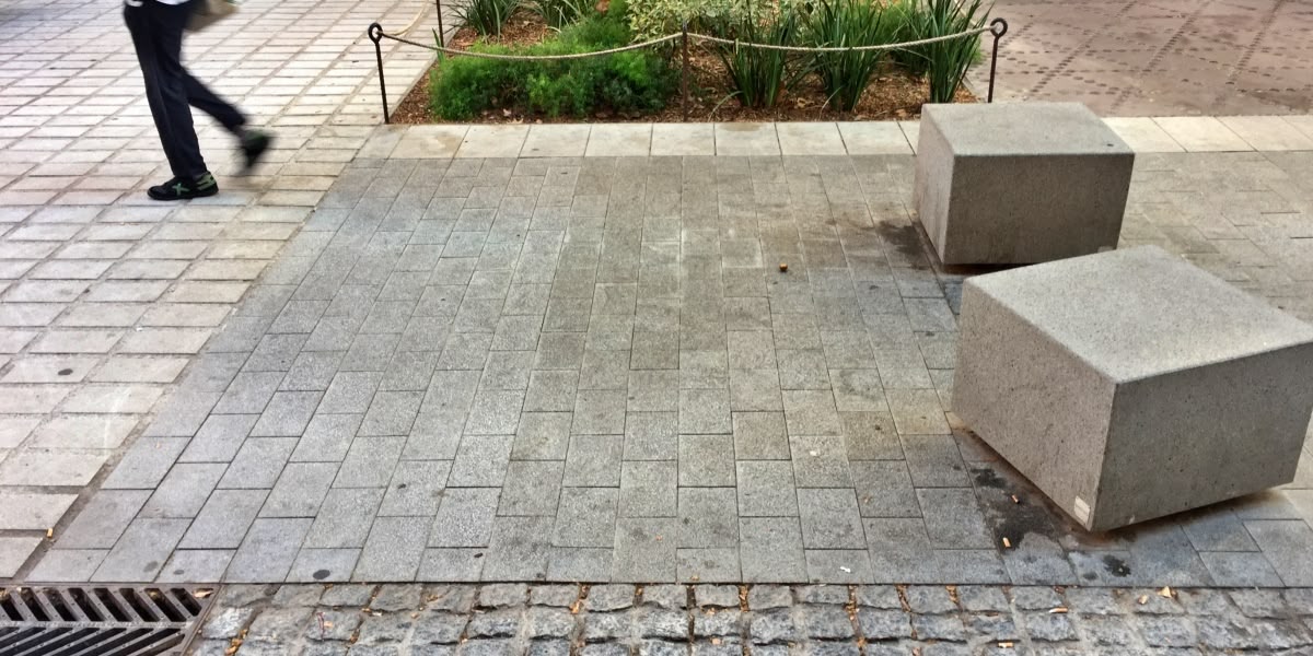 El paviment del 'nou' carrer Indústria. Autor: M.L