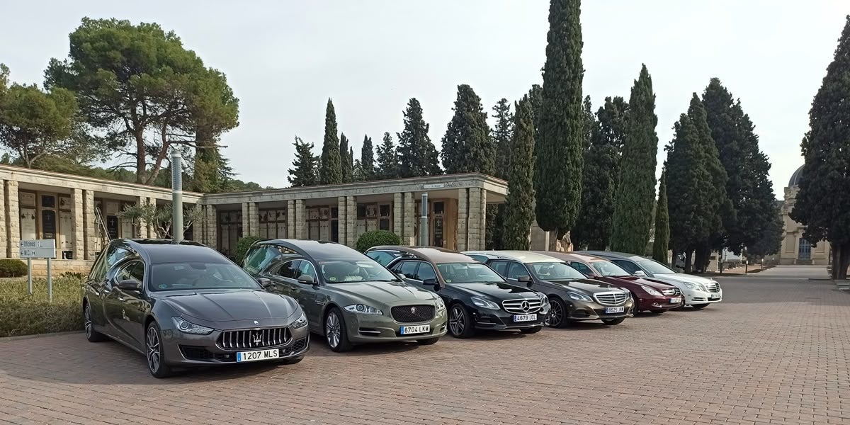 Foto portada: la flota de vehicles de Torra.