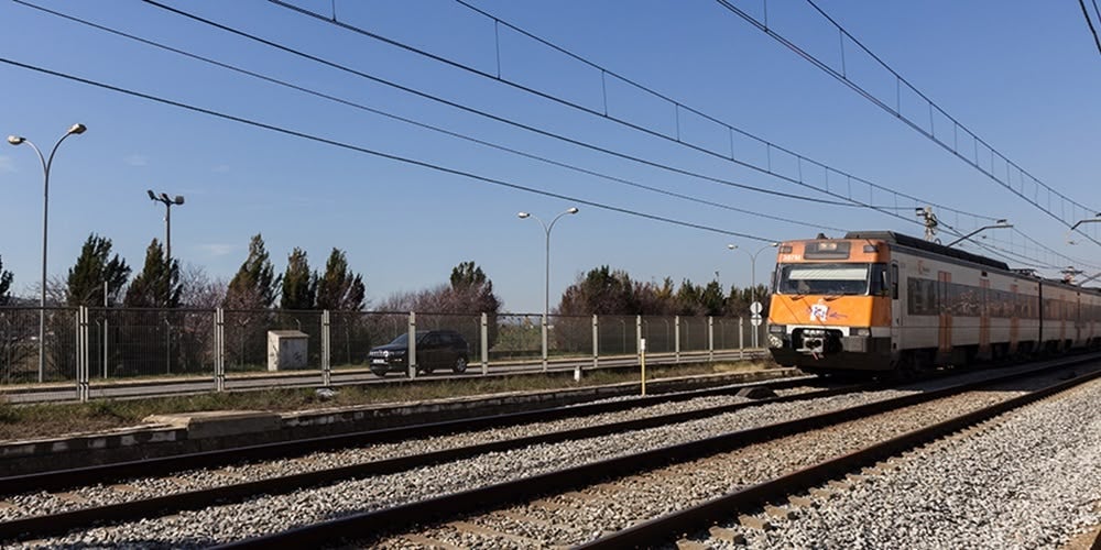 Foto portada: un tren entre Sabadell Sud i Barberà del Vallès, en una imatge d'arxiu. Autor: Miguel Tornel. 