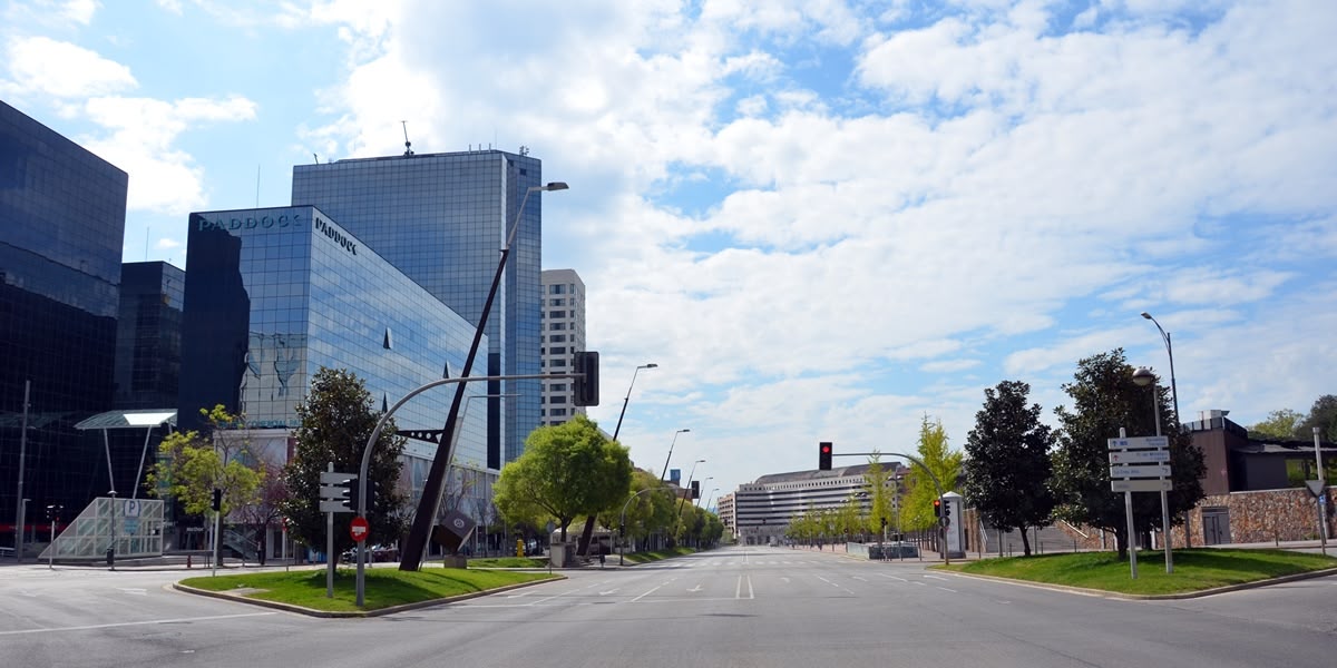 Foto portada: l'Eix Macià, l'abril de 2020, durant el confinament domiciliari. Autor: David B. 