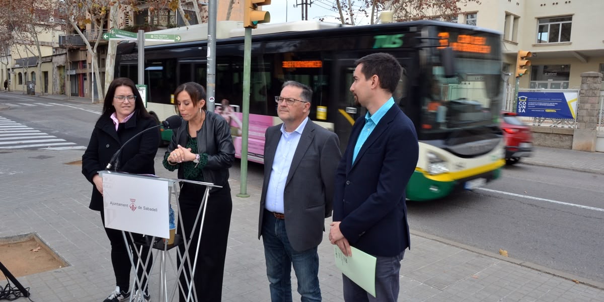 Foto portada: representants de l'Ajuntament i la TUS, aquesta tarda a La Creu Alta. Autor: J.d.A. 