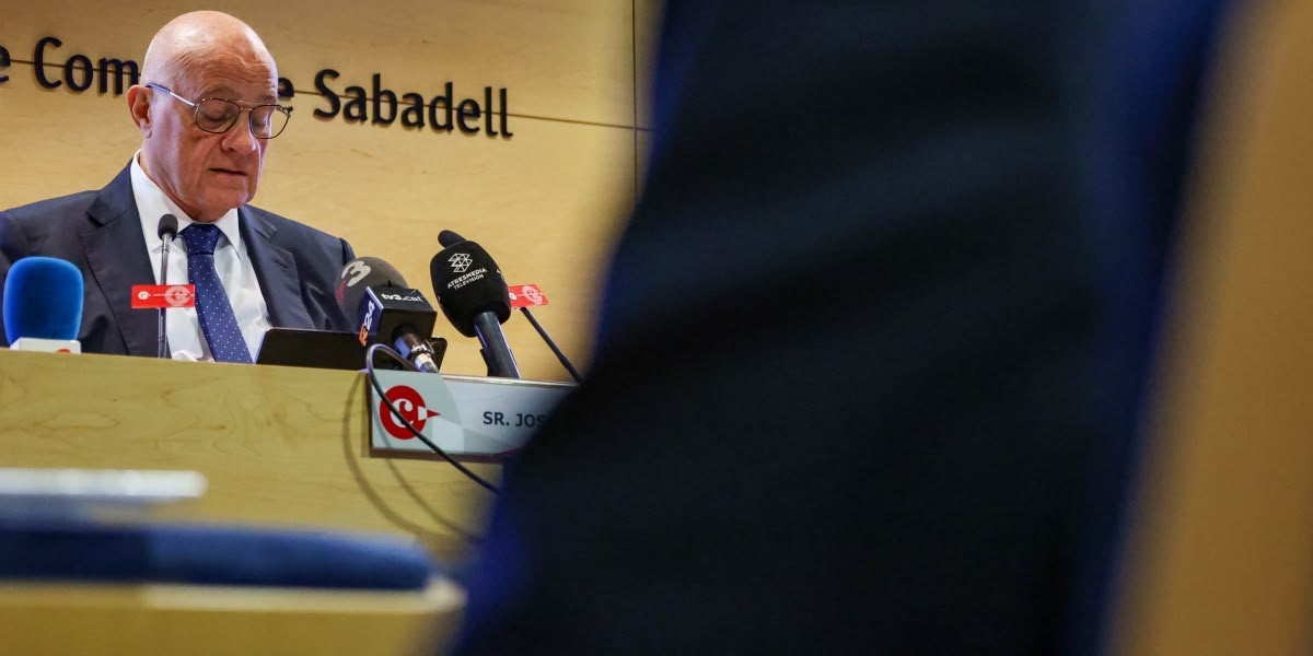 Foto portada: el president del Banc Sabadell, Josep Oliu, a la Cambra. Autora: Alba Garcia. 