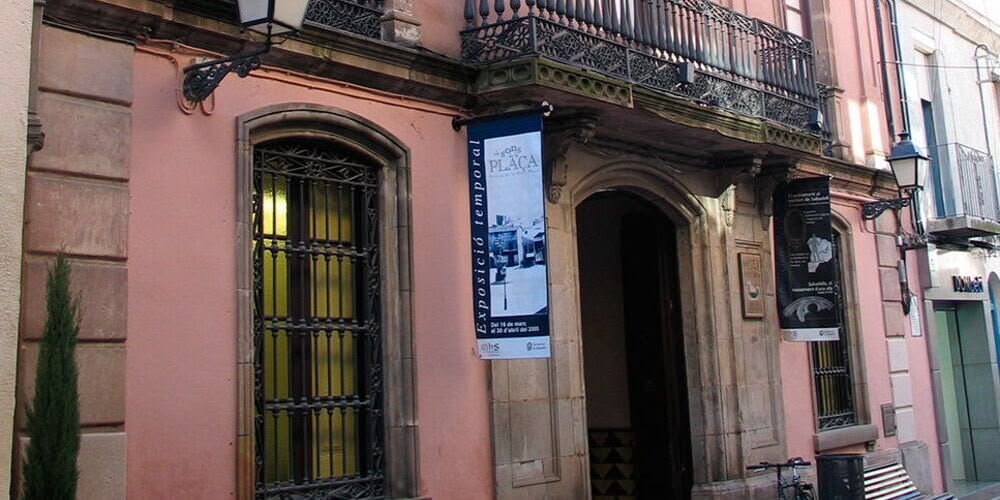 Exterior del Museu d'Història, al carrer Sant Antoni, que obre parcialment a l'agost.