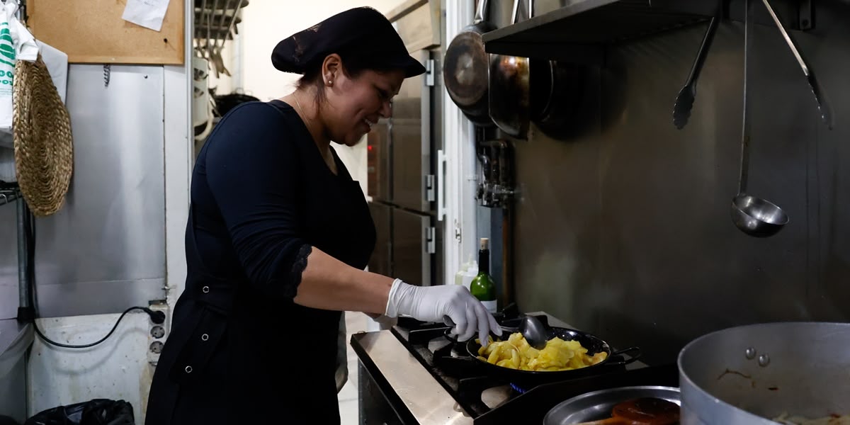 Foto portada: la cuinera d'un bar del barri de Can Llong, en una imatge d'arxiu. Autor: D.Jiménez. 