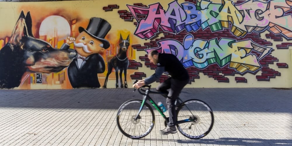 Foto portada: un ciclista, entre Can Llong i Ca n'Oriac, fa algun temps. Autor: J.d.A. 