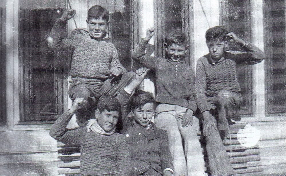 Militants de la JSU i dels Pioners al Casal Pere Quart (1936)