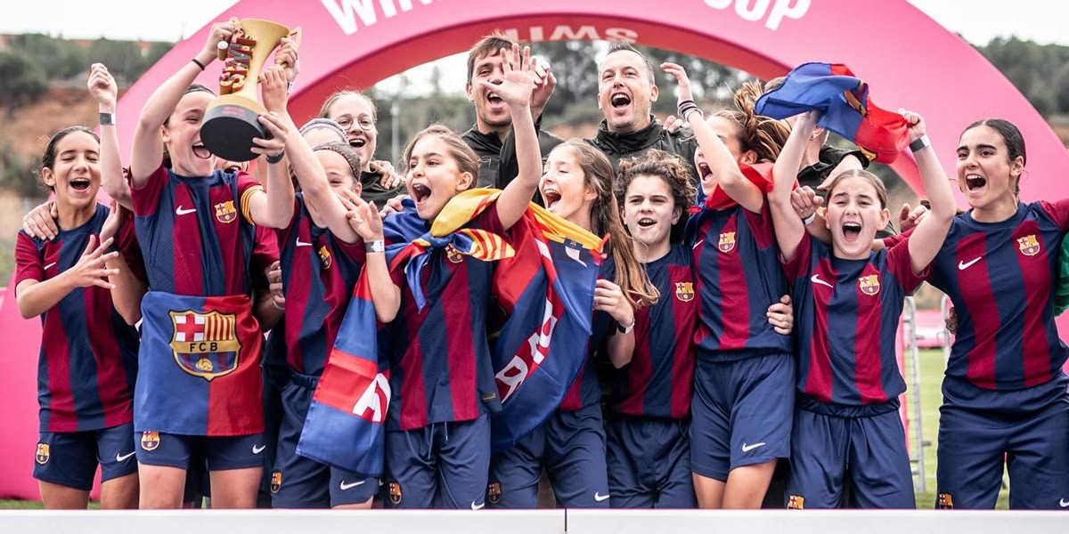 El FCB, gaudint el títol sub-12 l'any passat. Aquest any es fa per la Setmana Santa. Autor: @switsport.es via Instagram.