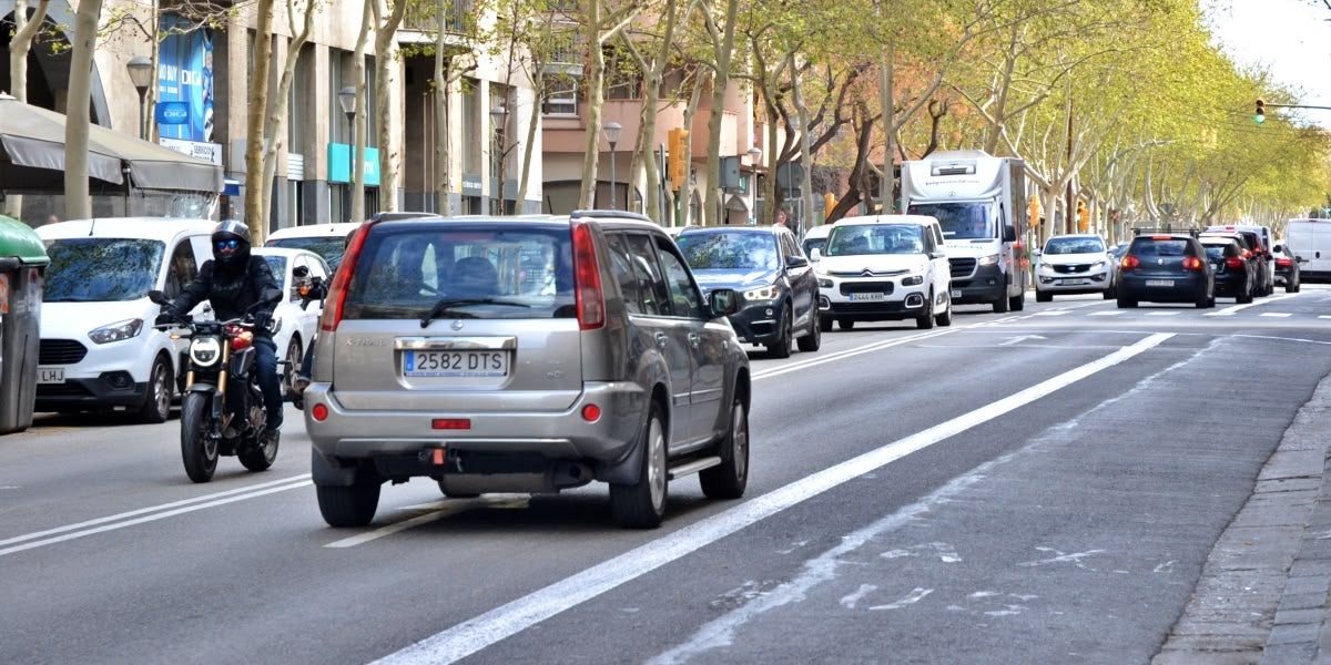 Vehicles a la Ronda Zamenhof, el 27 de març de 2024. Autor: J.d.A.