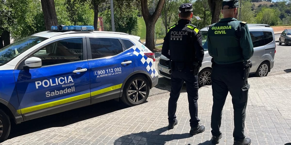 Foto portada: agents de la Policia Municipal i la Guàrdia Civil. Autor: @policiasabadell via Twitter.