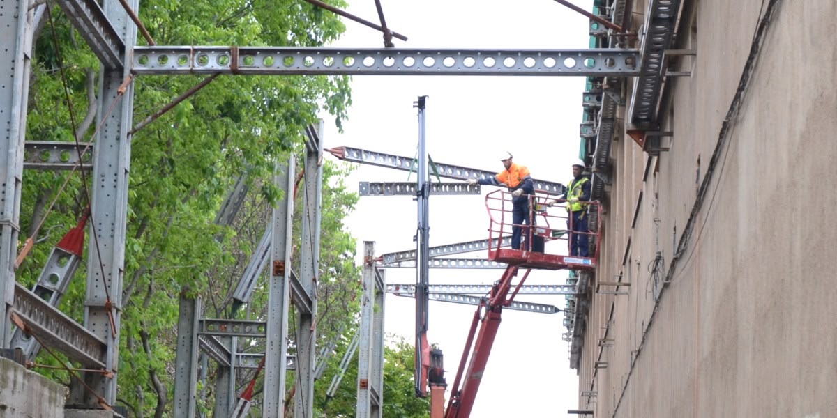 Operaris retirant les estructures metàl·liques de l'antiga fàbrica Bosser. Autor: Jordi M.