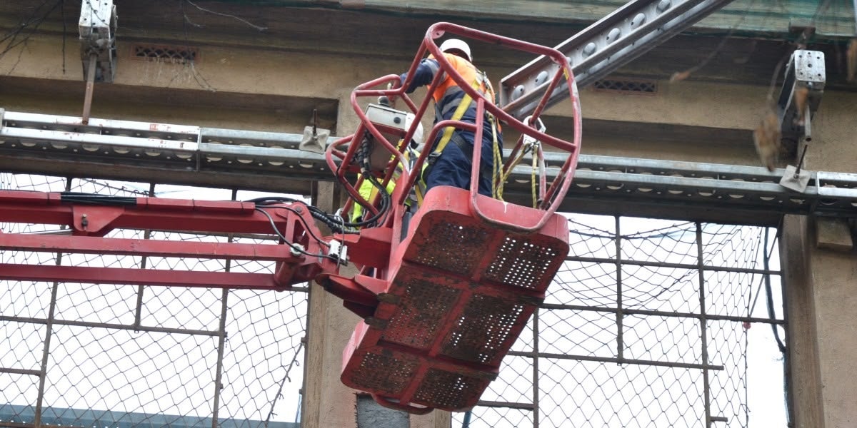 Operaris retirant les estructures metàl·liques de l'antiga fàbrica Bosser. Autor: Jordi M.