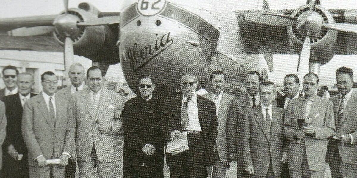 Marcet al centre amb ulleres fosques a l’aeroport de Sabadell (1958). Autor desconegut/AGES