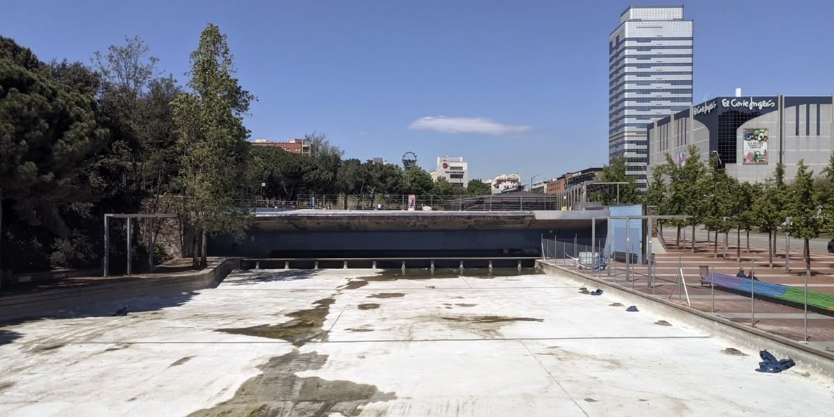 El llac del parc de Catalunya, gairebé sec, el 24 d'abril de 2024. Autor: J.d.A.