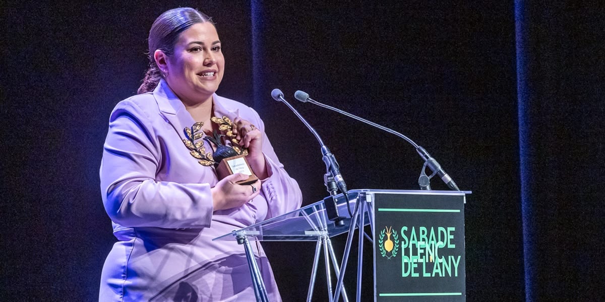 L'actriu i creadora de continguts Mara Jiménez, recollint el Sabadellenc de l'Any 2023. Autor: J.Peláez.