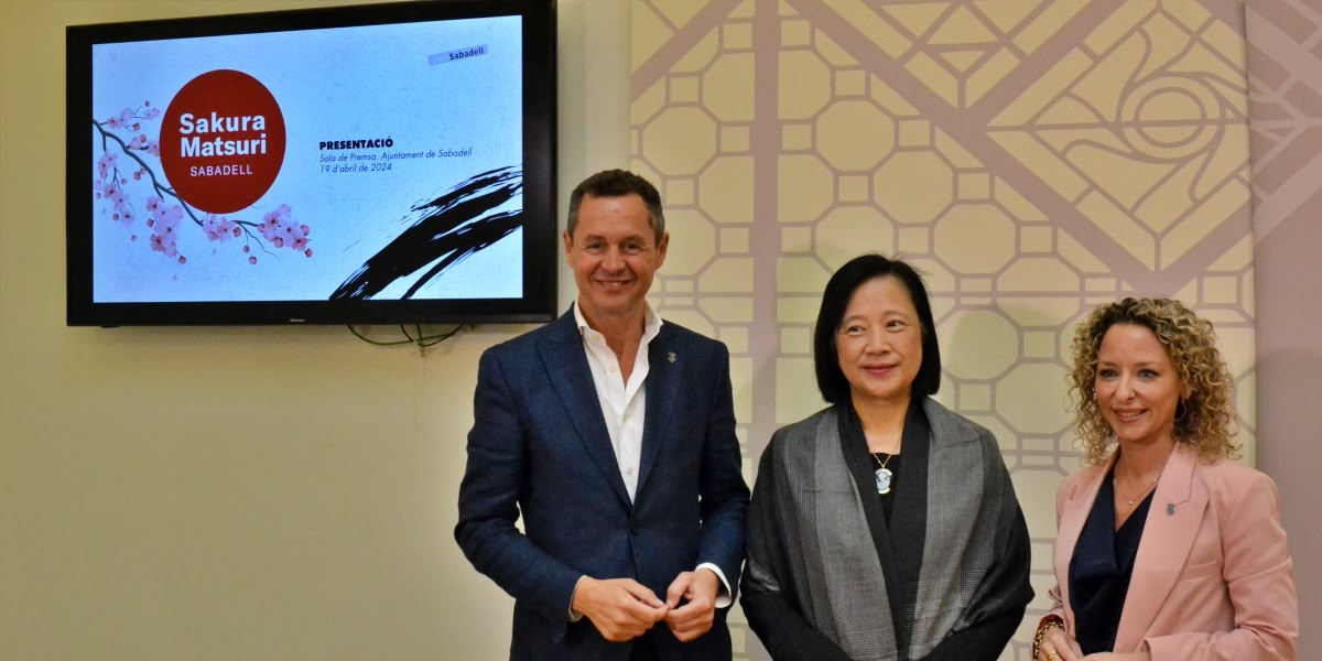 El tinent d'alcaldessa Lluís Matas, la cònsol Shikata i la regidora de Turisme Botta. Autor: J.d.A.